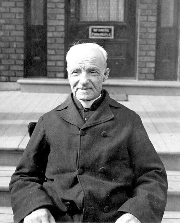 Original title:    Description English: Brother André (born Alfred Bessette), ca. 1920. Français : Le frère André (né Alfred Bessette), vers 1920. Date circa 1920(1920) Source Musée canadien des civilisations / Canadian Museum of Civilization Author Frère Denis, c.s.c.

