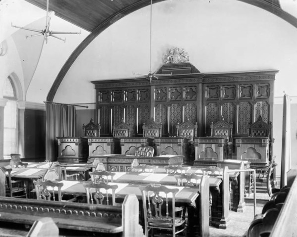 Titre original&nbsp;:  MIKAN 3422514 Interior of the old Supreme Court of Canada. Apr. 1890 [91 KB, 760 X 607]