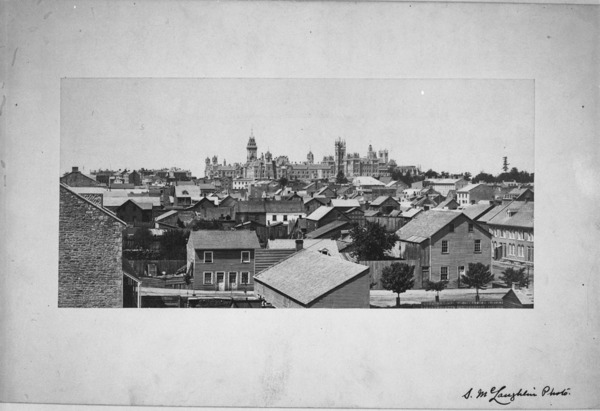 Titre original&nbsp;:  MIKAN 4627517 Regard vers l&#39;Ouest, du palais de justice à la Colline du Parlement, Ottawa  1867. [141 KB, 1000 X 685]