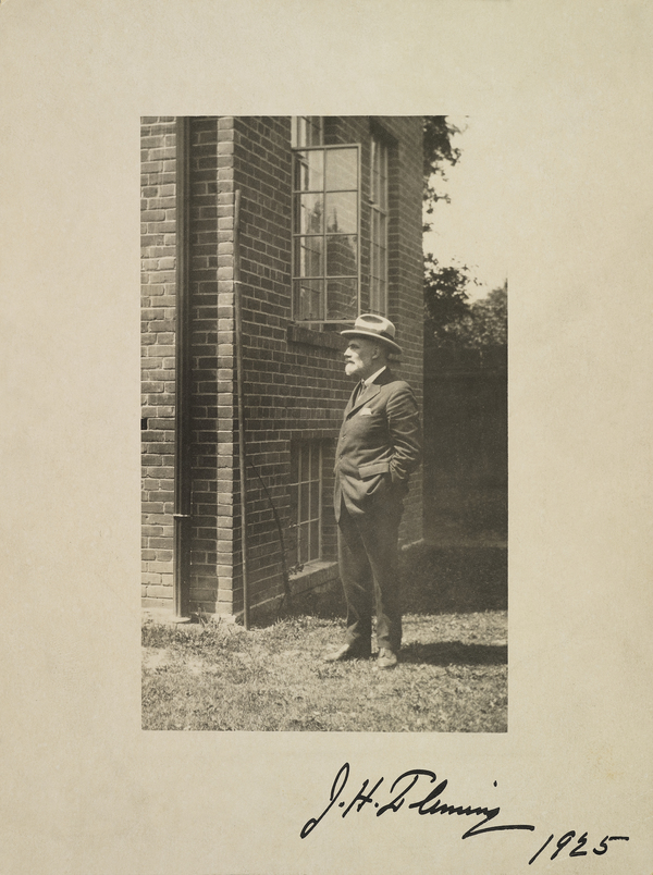 Titre original :  Photograph of James Henry Fleming standing outside, date and photographer unknown, signed by J.H. Fleming 1925.
Courtesy of the Royal Ontario Museum, © ROM