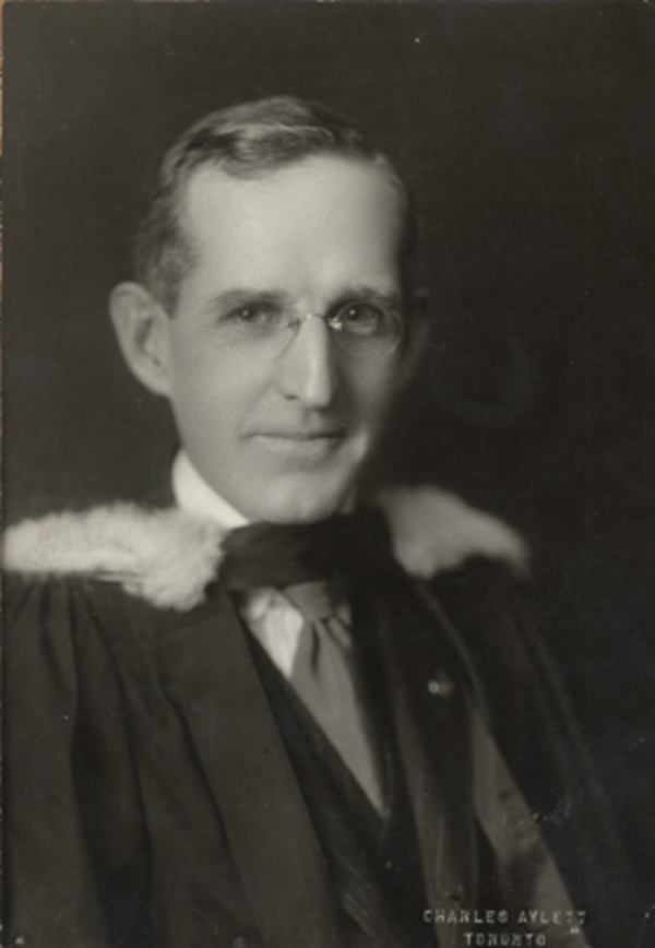 Titre original :  Dr. John Gerald Fitzgerald, ca. 1925. Professor of Hygiene & Preventive Medicine; Director of the Connaught Laboratories. Creator: Charles Aylett. 
Courtesy of the University of Toronto Archives | Heritage U of T.