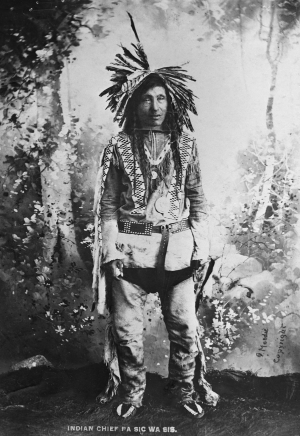 Titre original :  Thunderchild, Cree chief, near Battleford, Saskatchewan. Date: [ca. 1895-1896]. Photographer/Illustrator: Geraldine Moodie. Image courtesy of Glenbow Museum, Calgary, Alberta.

