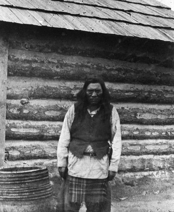 Titre original :  Chief Isadore, Kootenay chief. Date: [ca. 1887]. Image courtesy of Glenbow Museum, Calgary, Alberta.