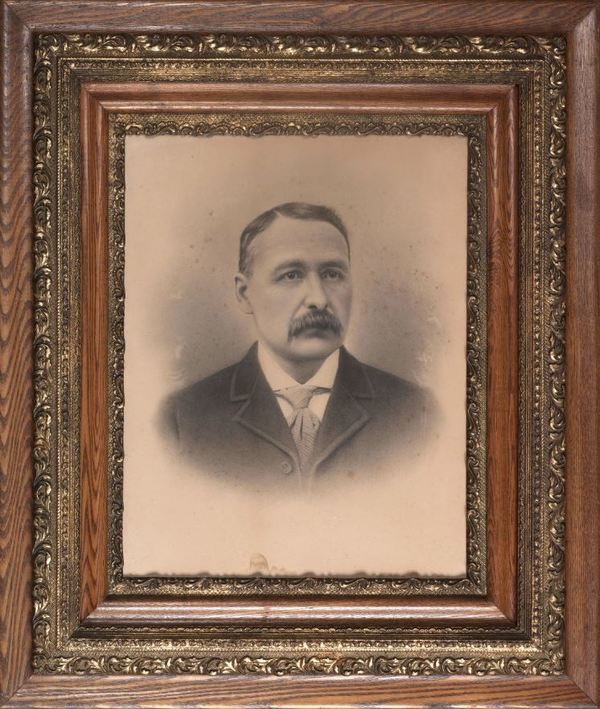 Titre original :  Honourable Angus Morrison Gidney. Image courtesy of the Admiral Digby Museum, Digby, Nova Scotia. 
Son of William and Priscilla (Saunders) Gidney. Mink Cove, Digby County, Nova Scotia. 
From: https://novascotia.ca/archives/communityalbums/digby/archives.asp?ID=124.