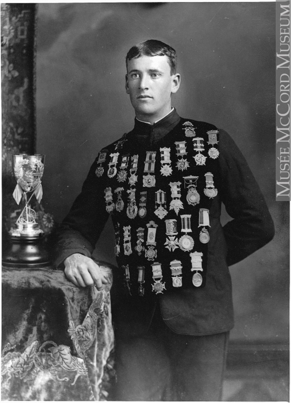 Titre original :  Mr. W. G. Ross, trophy cup and medals, Bicycle Club, Montreal, QC, 1885. Musée McCord Museum. This image is used under a Creative Commons license: Attribution-NonCommercial-NoDerivs 2.5 Canada (CC BY-NC-ND 2.5 CA). 
http://collections.musee-mccord.qc.ca/en/collection/artifacts/II-78577/