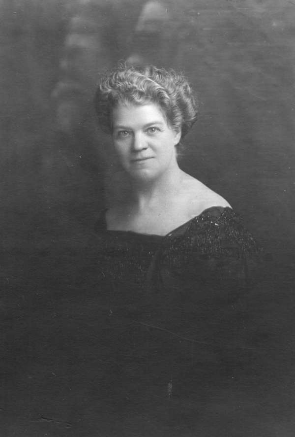 Titre original :  [Mrs. J.C. McLagan (nee Sara Ann Maclure)] - City of Vancouver Archives