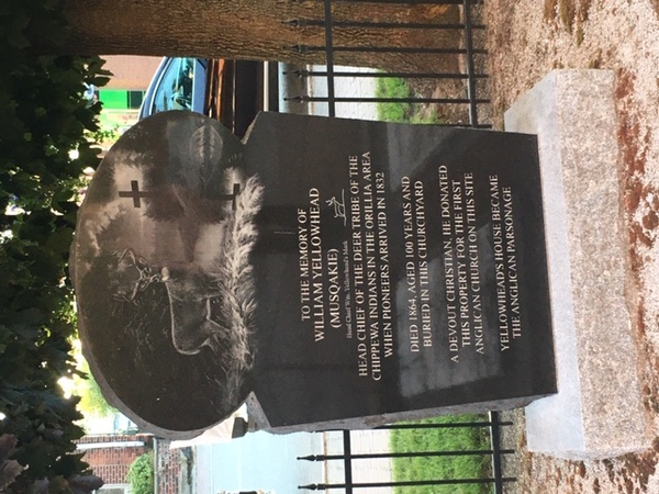 Titre original :  William Yellowhead Musquakie monument. St James' Anglican Church, Orillia, Ont. Photo by Tracy Montgomery, 2020.