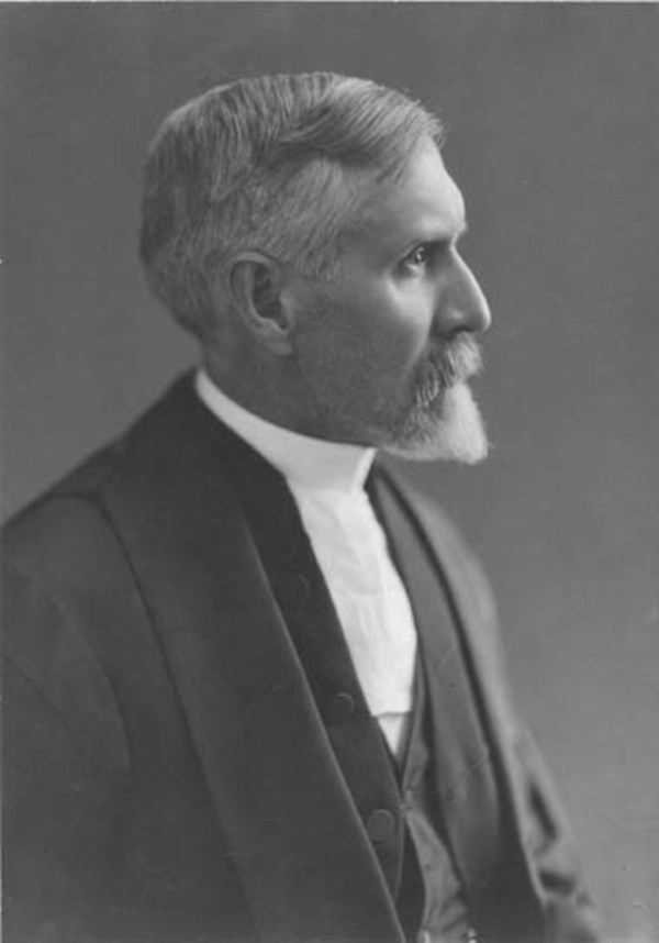 Titre original :  Archives of the Law Society of Ontario. Portrait photograph of Herbert Hartley Dewart (1861-1924). Date: [ca. 1912]. Photographer: Charles Aylett. 
Source: https://www.flickr.com/photos/lsuc_archives/4408851157/in/photolist-7HAvR8.

