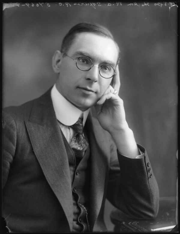 Titre original :  Sir Richard Anderson Squires by Bassano Ltd - whole-plate glass negative, 18 August 1920 - NPG x75140 - © National Portrait Gallery, London.
Used under Creative Common Attribution-NonCommercial-NoDerivs 3.0 Unported (CC BY-NC-ND 3.0) - https://creativecommons.org/licenses/by-nc-nd/3.0/ 
