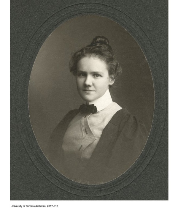 Titre original :  Annie Caroline MacDonald, Graduation portrait, 1901.

Creator: Park Bros., Toronto

Credit: University of Toronto Archives