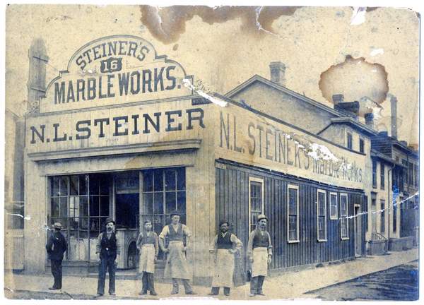 Titre original :  N. L. Steiner Marbleworks photograph, [Victoria Street], Toronto, ca. 1890. Ontario Jewish Archives, Blankenstein Family Heritage Centre, fonds 22, item 120. 