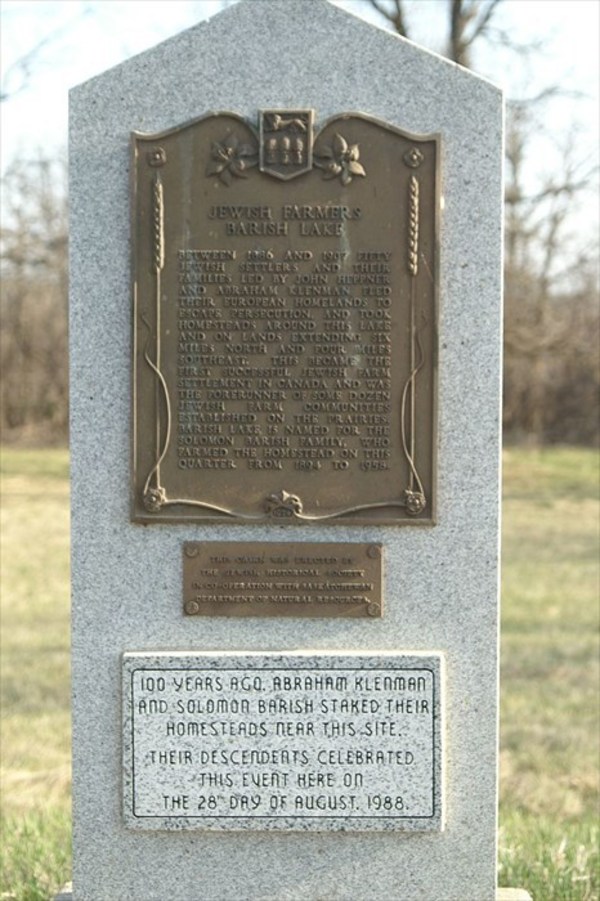 Titre original :  Plaque honouring Abraham Klenman and Solomon Barish. From www.waymarking.com. 