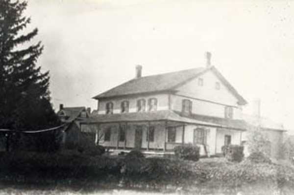 Titre original :  Historic Photo of the Haus - Region of Waterloo Museums