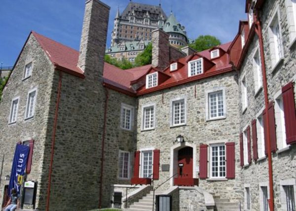 Titre original :  The Chevalier House in Quebec - Among the buildings owned by George Pozer, the Chevalier House (maison historique Chevalier) is surely one of the most symbolic. This building (built in 1752 for the shipyard owner Jean-Baptiste Chevalier) was bought by George Pozer in 1807. He turned it into a small inn called the London Coffee House. The building kept this name throughout the 19th century until George Pozer’s death. Today, it is a historical house open to the public. 