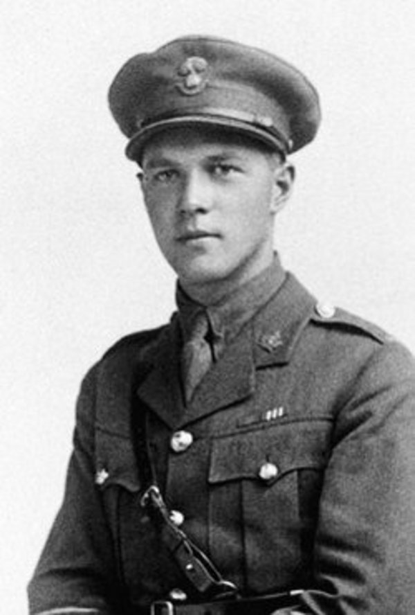 Titre original :    Description English: Samuel Lewis Honey VC Date 1917 Source http://www.cmp-cpm.forces.gc.ca/dhh-dhp/gal/vcg-gcv/bio/honey-sl-eng.asp Author Unknown

Died in 1918



