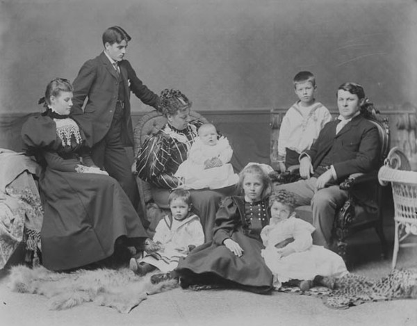 Titre original&nbsp;:  Hon. Sir Charles Hibbert Tupper and Family. 