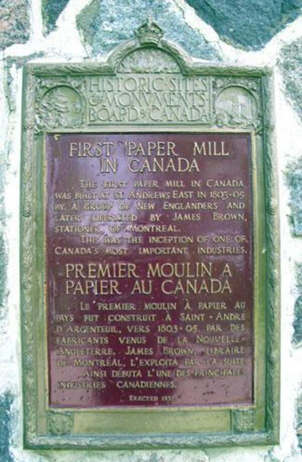 Titre original :  Plaque du premier moulin à papier au Canada. Vue avant

Jean-François Rodrigue 2004, © Ministère de la Culture et des Communications