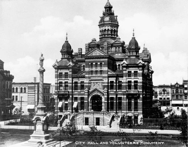 Titre original :  City Hall and Volunteers' Monument. 