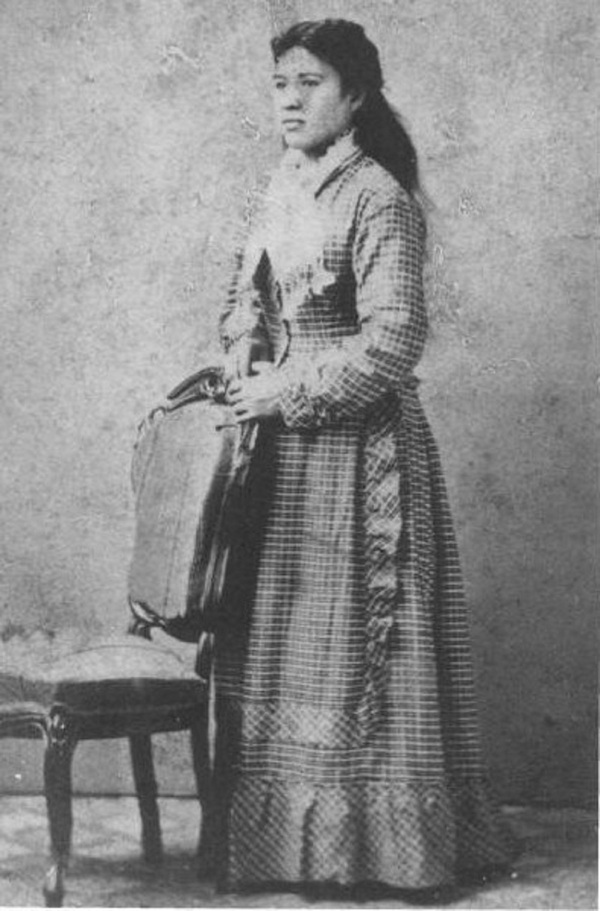 Titre original :    Description English: Maria Mahoi, daughter of a Hawaiian fur trade laborer, William Mahoi, and an Indian woman, who had seven children by Abel Douglas, a whaler from Maine, and then another six by George Fisher, son of an Englishman and an Indian woman. Date 1885 Source http://hdl.handle.net/10524/429 Hawaiian Journal of History page 19 of volume 29, 1995, article New Land, New Lives: Hawaiian Settlement in British Columbia by Jean Barman Author Photo courtesy of Karey Litton

