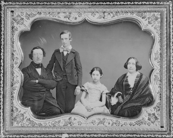 Titre original :  Thomas Kirkpatrick and his family. From left to right: Thomas Kirkpatrick, a son of about 15 years old (George Airey?), a daughter (Helen Lydia?), Mrs. Thomas Kirkpatrick (née Helen Fisher) 