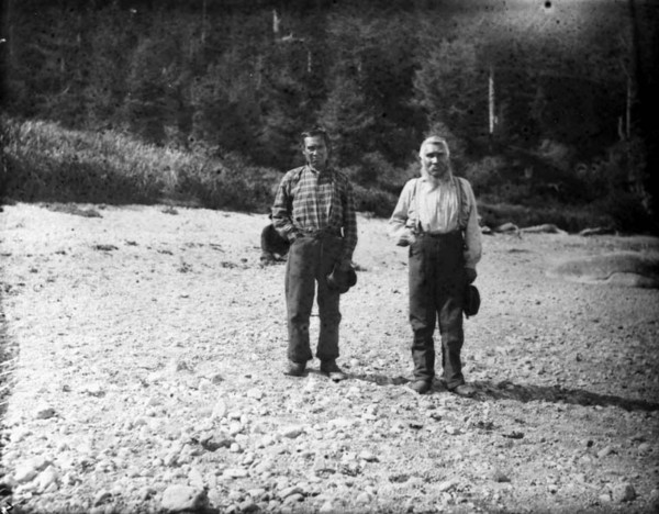 Titre original :  Edenshaw and Hoo-yâ. Chiefs at Ya-tza and Masset, Graham Island, Queen Charlotte Islands, B.C. 