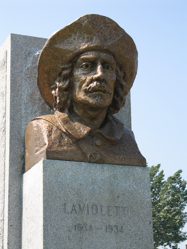 Titre original :    Français : Buste de Laviolette, fondateur de fr:Trois-Rivières. La statue a été érigée en 1934, à l'occasion du 300e anniversaire de la ville. Photo: Claude Boucher, 18 juin 2006.

English: Bust of Laviolette, founder of en:Trois-Rivières, Quebec. The monument was erected in 1934, for the city's 300th anniversary. Photo: Claude Boucher, June 18, 2006.

