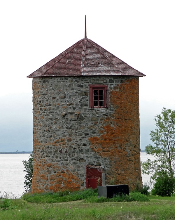 Titre original :    Description English: Vincelotte Windmill (1690), Cap-Saint-Ignace, Province of Quebec, Canada Français : Moulin à vent de Vincelotte (1690), situé à l'Anse-à-Gilles, Cap-Saint-Ignace, province de Québec, Canada. Classé monument historique en 1965. Date 24 July 2010(2010-07-24) Source Own work Author Bernard Gagnon

Camera location 47° 3' 46.63