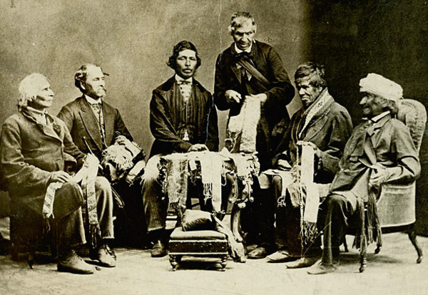 Titre original :    Description English: Chiefs of the Six Nations at Brantford, Canada, explaining their wampum belts to Horatio Hale September 14, 1871. Image shows Joseph Snow (Hahriron), Onondaga Chief;George H. M. Johnson (Deyonhehgon), Mohawk chief, Government interpreter and son of John Smoke Johnson; John Buck (Skanawatih), Onondaga chief, hereditary keeper of the wampum; John Smoke Johnson (Sakayenkwaraton), Mohawk chief, speaker of the council; Isaac Hill (Kawenenseronton), Onondaga chief, fire keeper; John Seneca Johnson (Kanonkeredawih), Seneca chief. Hale inscribed these photographs, which he sent to colleagues, 