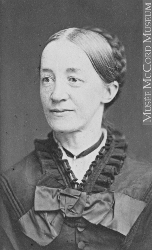 Titre original :  Photograph Louisa Goddard Frothingham, later Mrs. J. H. R. Molson, Buffalo, NY, about 1885 W. J. Baker About 1885, 19th century Silver salts on paper - Albumen process 8.5 x 5.6 cm Gift of Miss E. Dorothy Benson MP-1986.5.2.50 © McCord Museum Keywords:  female (19035) , Photograph (77678) , portrait (53878)