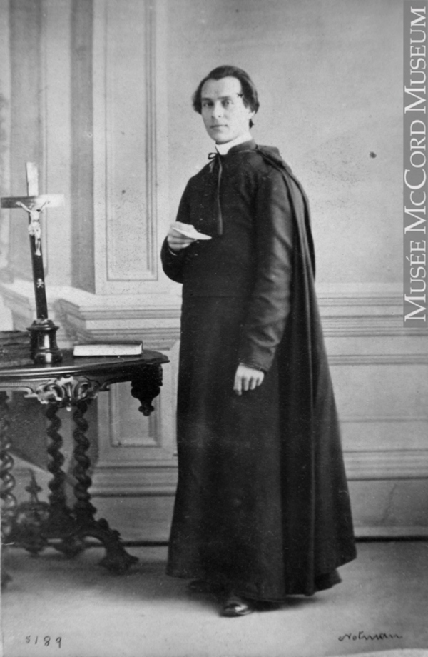 Titre original :  Photograph Rev. H. Verreau, Montreal, QC, 1862 William Notman (1826-1891) 1862, 19th century Silver salts on paper mounted on paper - Albumen process 8.5 x 5.6 cm Purchase from Associated Screen News Ltd. I-5189.1 © McCord Museum Keywords:  male (26812) , Photograph (77678) , portrait (53878)