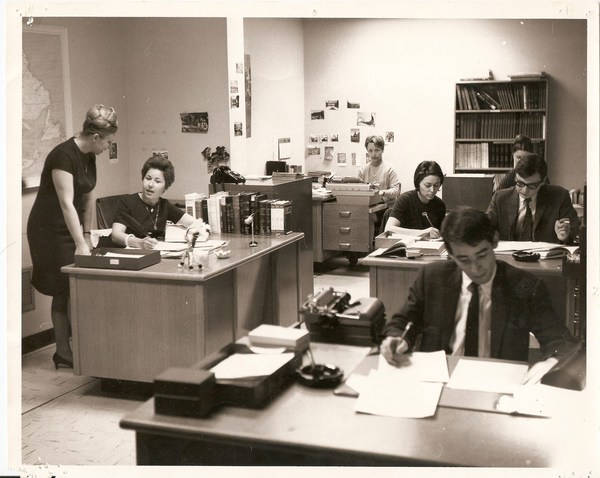 Original title:  L'équipe du Dictionnaire biographique du Canada. Pavillon Adrien-Pouliot, octobre 1967. Marika Cancelier, Germaine Van Coillie, Johanne La Rochelle, Nicole Baspeyre, Michel Paquin, Louise-Hélène Boileau, Gaston Tisdel.