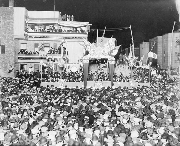 Original title:  MIKAN 3192649 : Sir Wilfrid Laurier addressing a crowd on St. Joseph Boulevard encouraging them to enlist. 